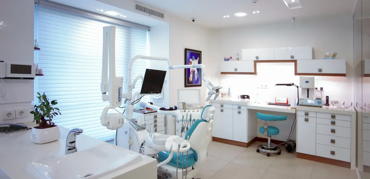 Gabinete dental con sillón, lámpara y equipamiento de exploración