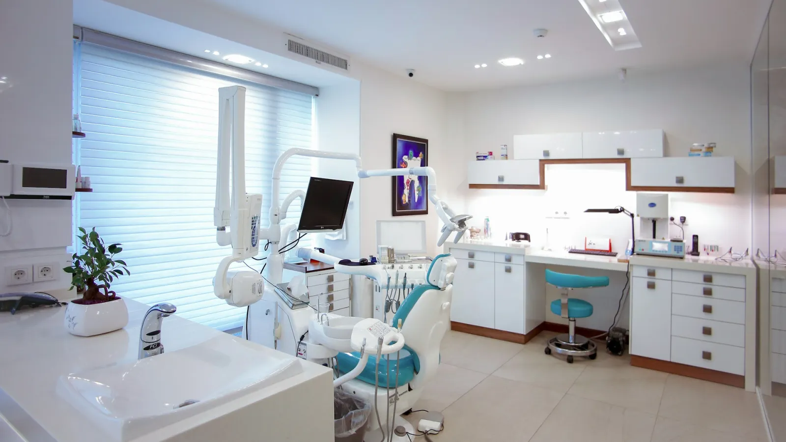 Gabinete dental con sillón, lámpara y equipamiento de exploración