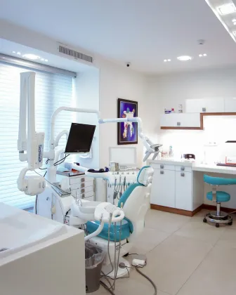 Gabinete dental con sillón, lámpara y equipamiento de exploración