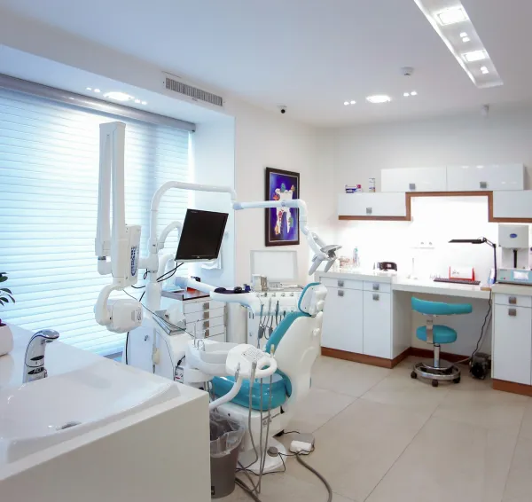 Gabinete dental con sillón, lámpara y equipamiento de exploración